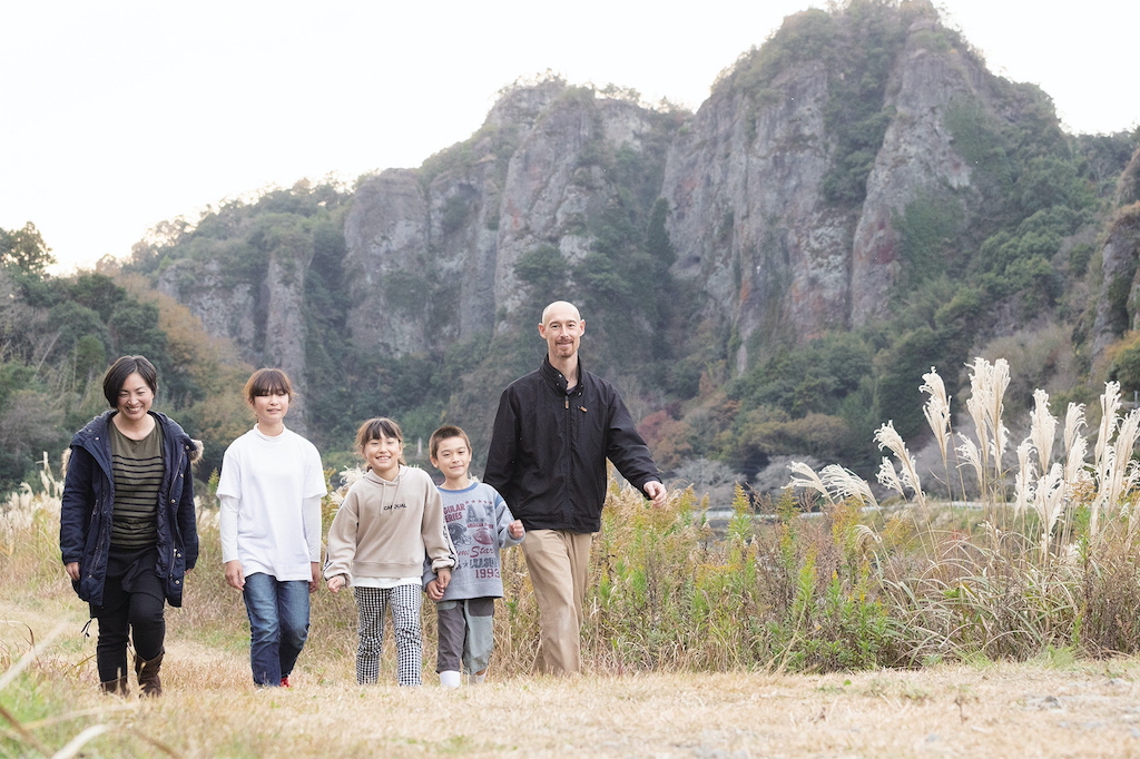 巨大岩と地域の人に見守られながらのびのび暮らすエコ家族