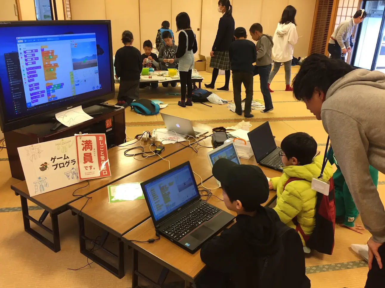 しごとーいプログラミング：
約20のブースから、自分で働きたいブースを選んで体験できます