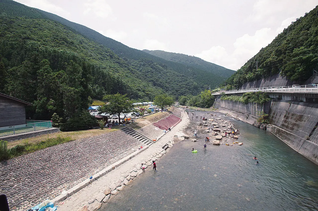 山出憩いの里温泉前の川辺