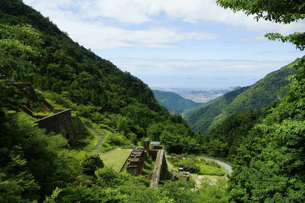 東平とあかがねの街