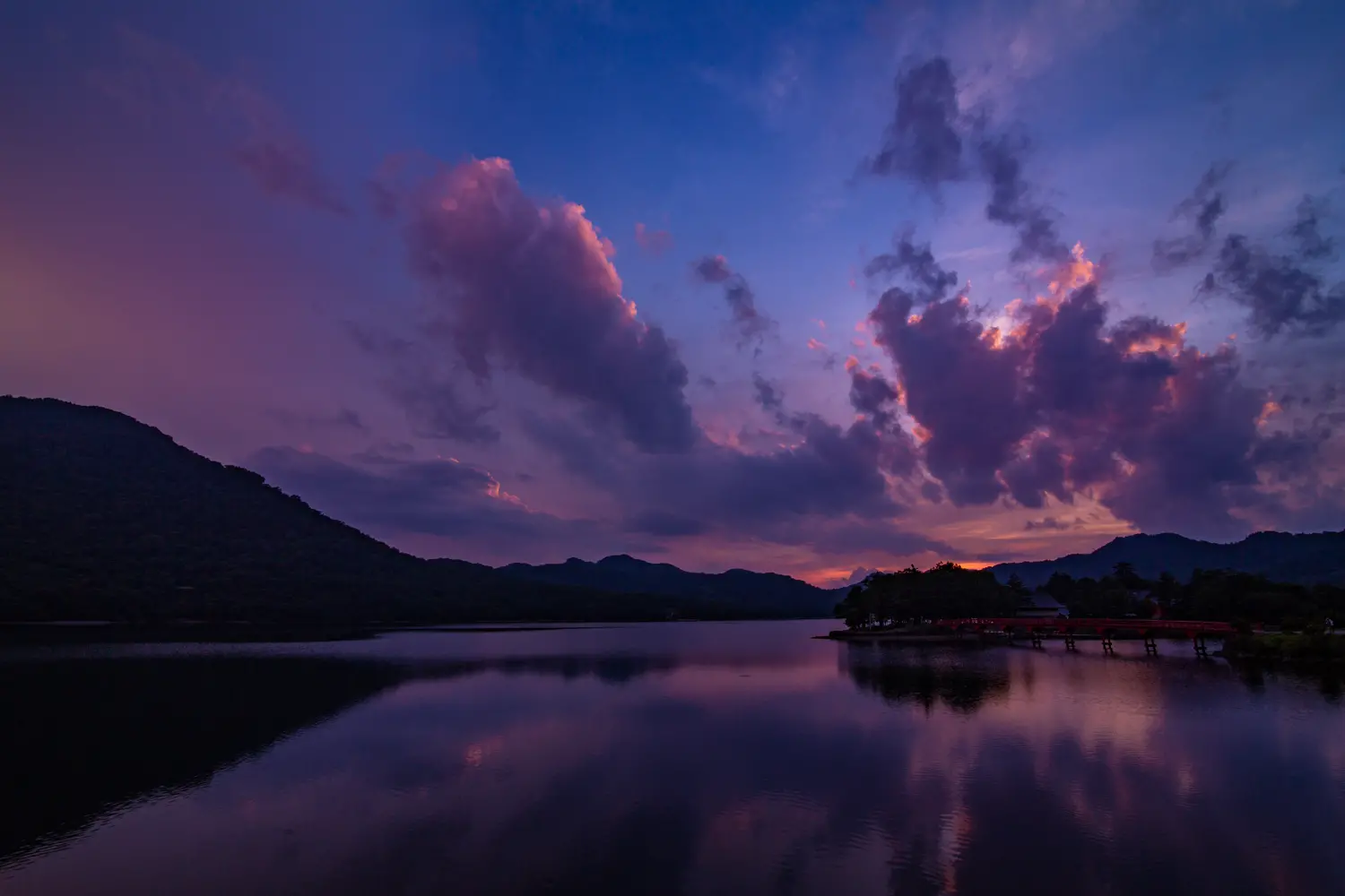 赤城大沼の夕景はとても幻想的です。