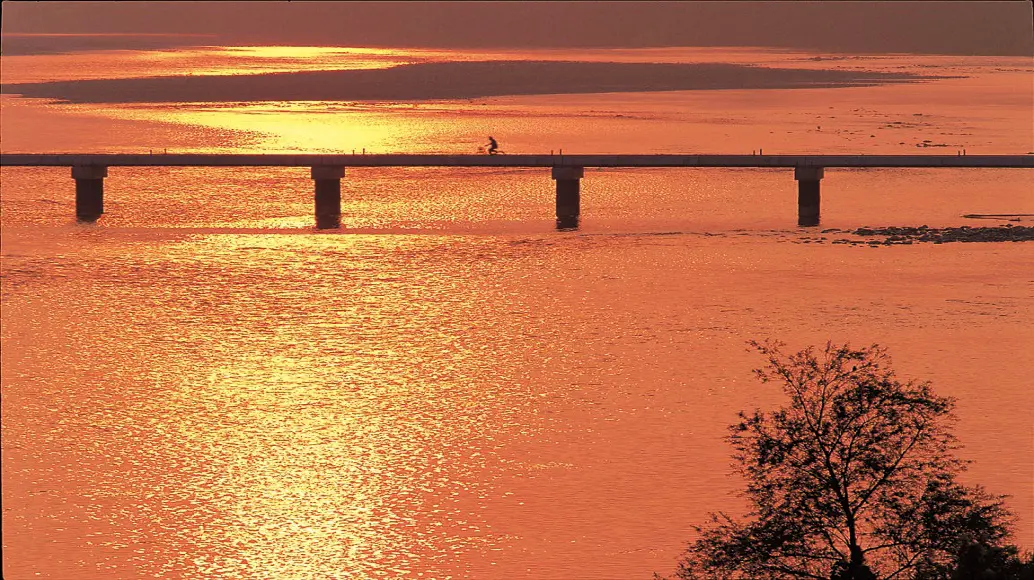 吉野川(潜水橋夕日)