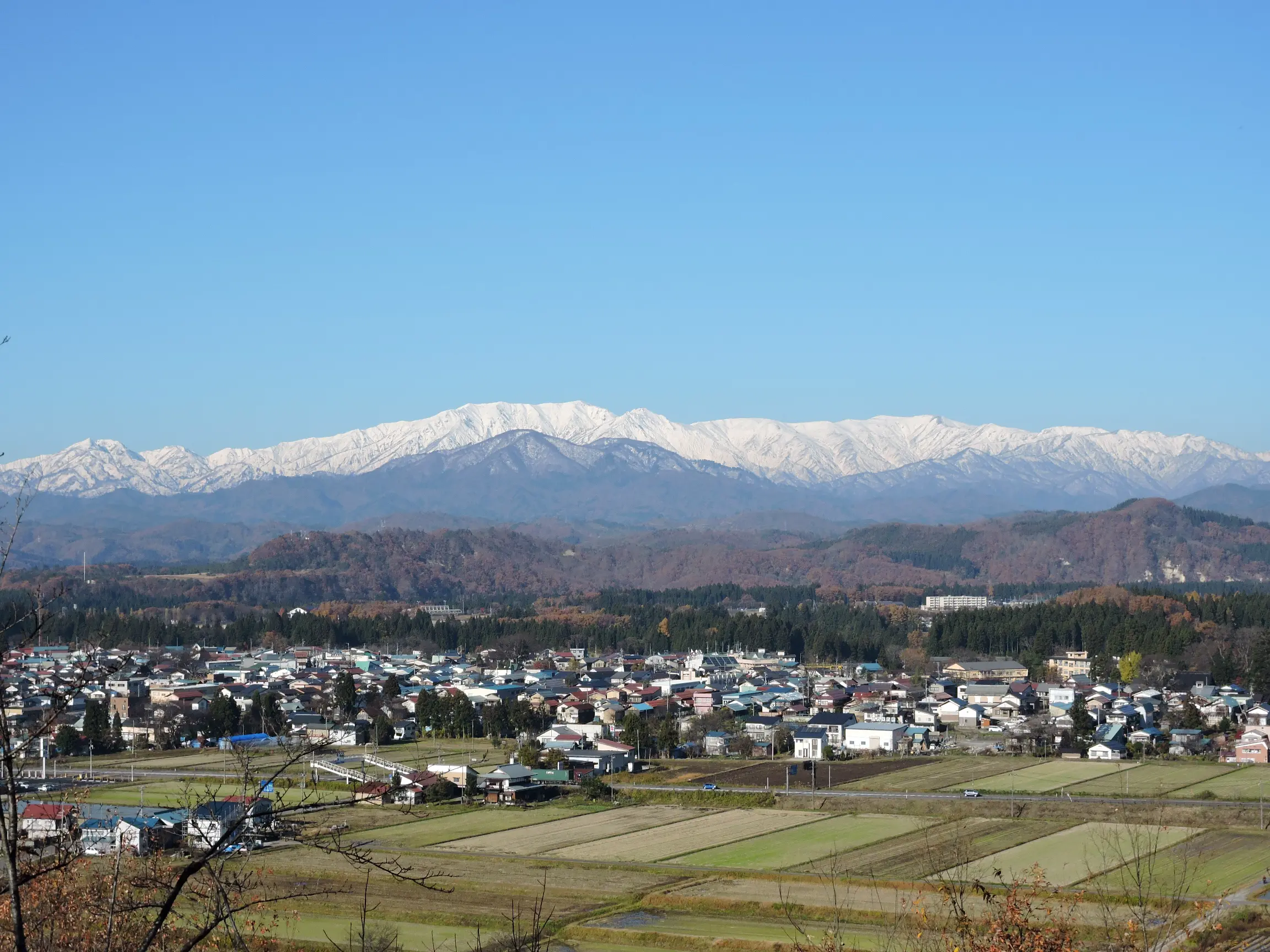 飯豊連峰と街並み