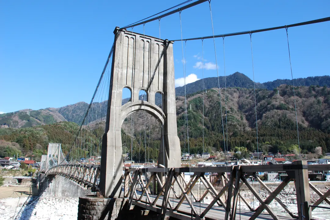 桃介橋(国重要文化財)と南木曽岳