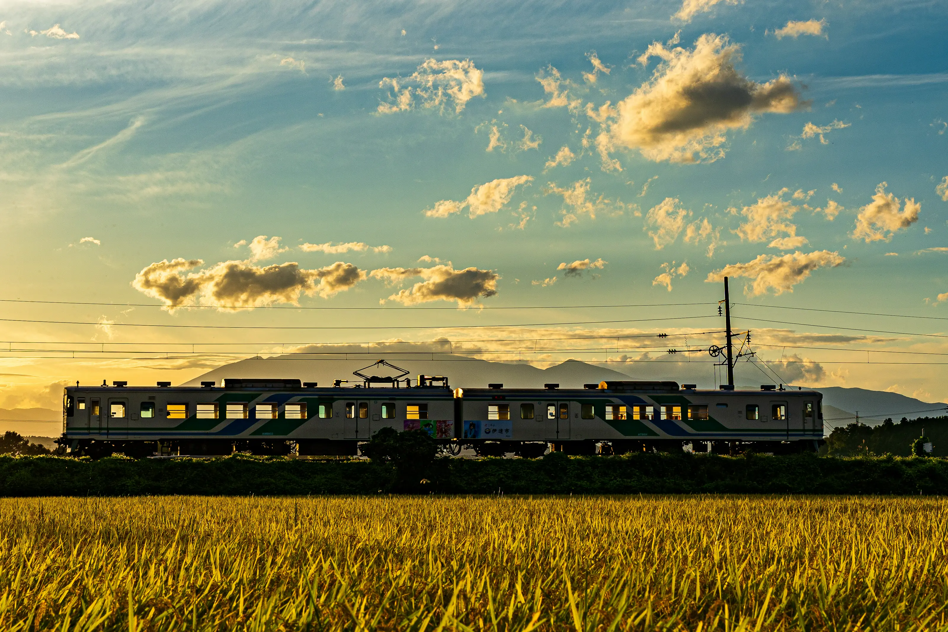阿武隈急行夕焼けと稲穂
