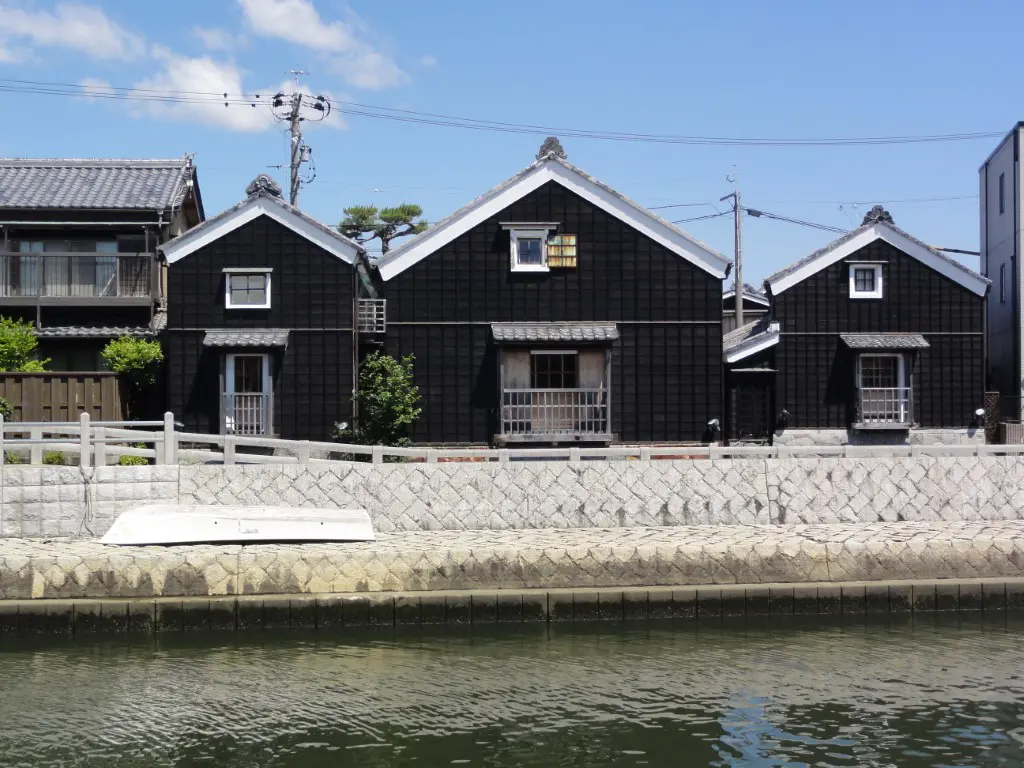 蔵のある河崎の町並み