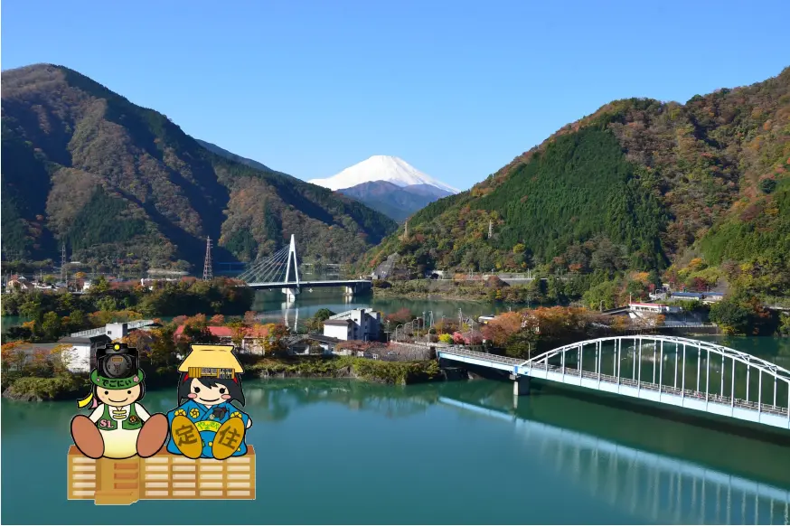 丹沢湖（町の鉄道キャラでごにぃ と 定住促進キャラ 山吹ほたる）