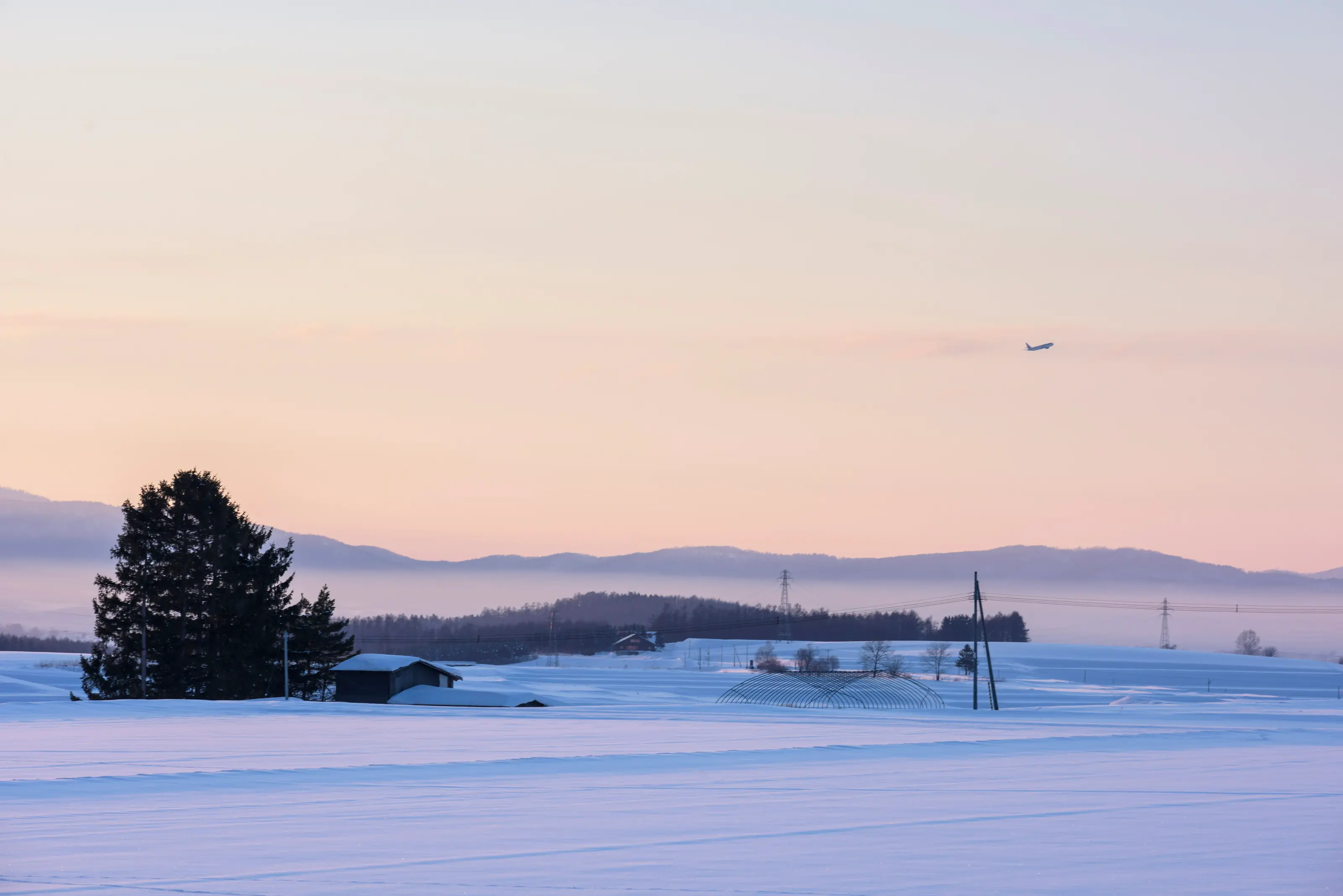 冬の農村地帯と飛行機