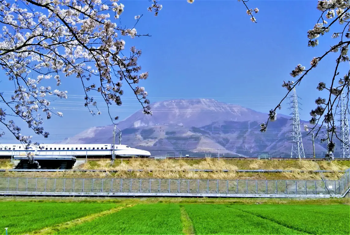 伊吹山と新幹線