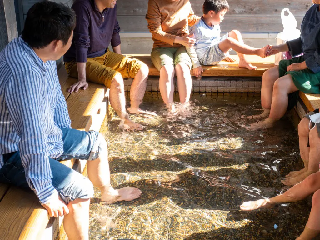 道沿いの足湯で温泉を楽しめます