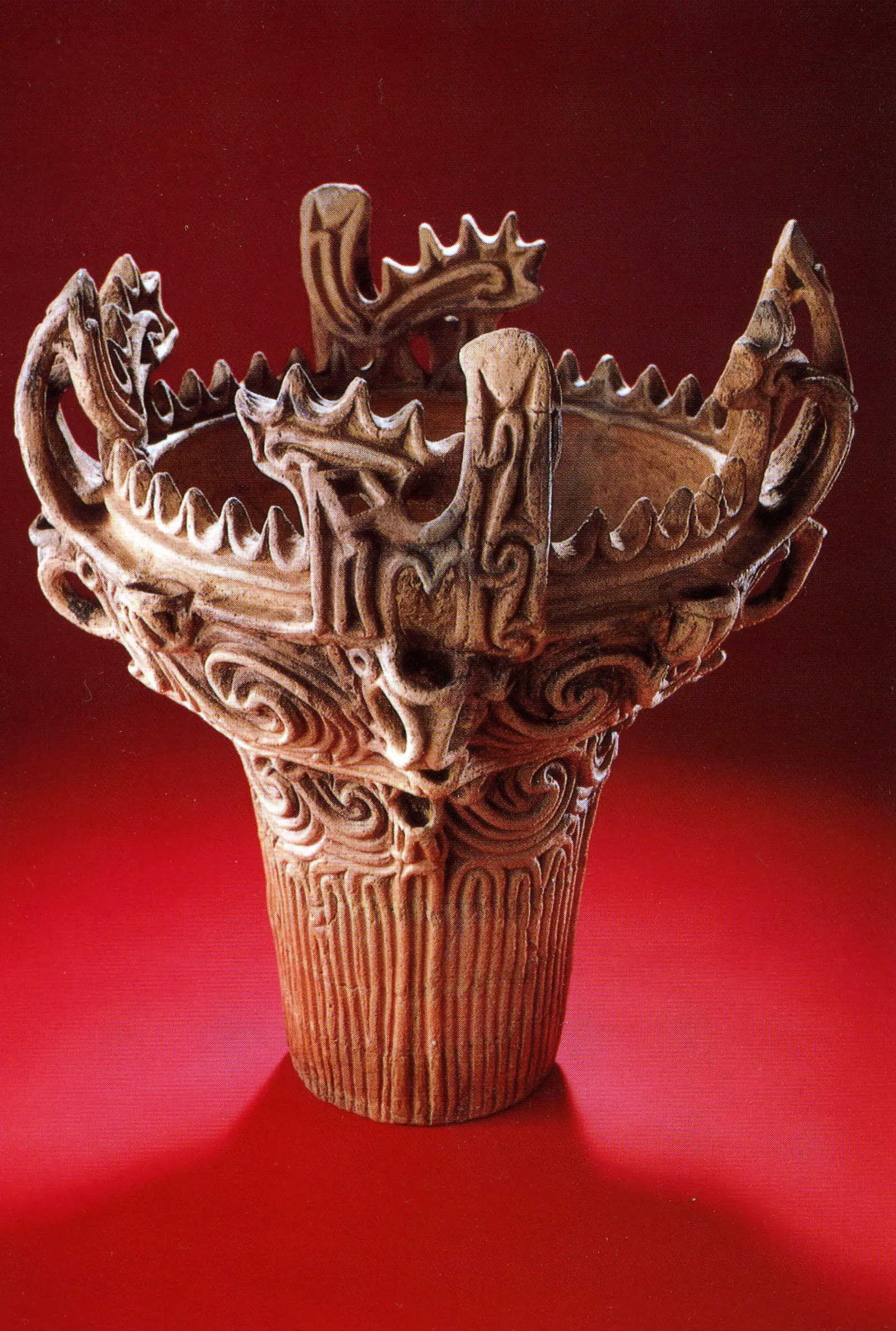 笹山遺跡から出土した国宝「火焔（かえん）型土器」