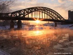 真冬の早朝、朝靄とのコントラストが幻想的な「旭橋」