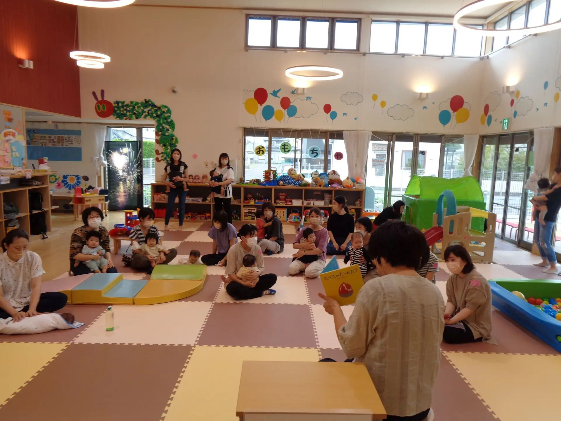 子育て支援センターの絵本読み聞かせ