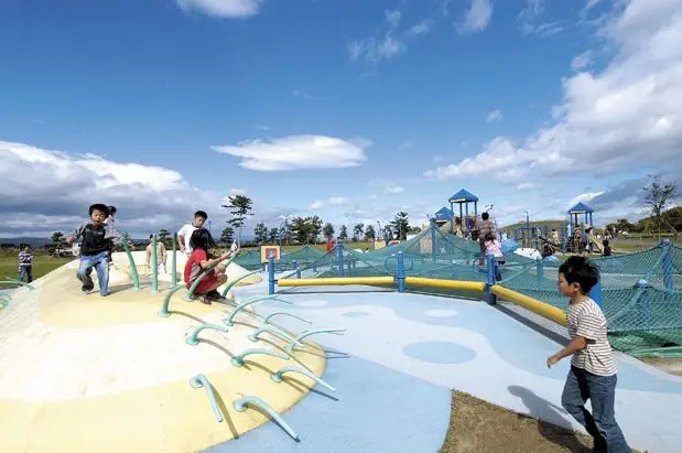 「海浜緑地公園】(大型遊具が揃う)