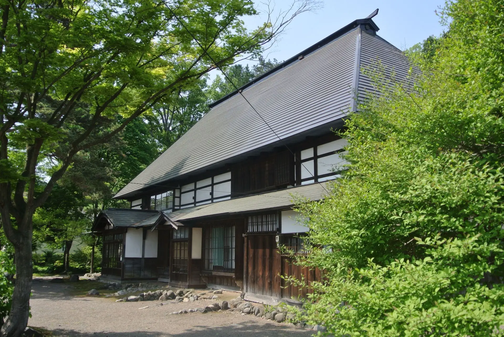 中小路の館（県指定有形文化財・小坂にあった武家住宅の面影を伝える地主屋敷として、大変貴重な建造物）