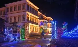 クリスマスマーケット・小坂鉱山事務所ライトアップ（天使館と共に光に包まれる小坂鉱山の象徴的建造物）