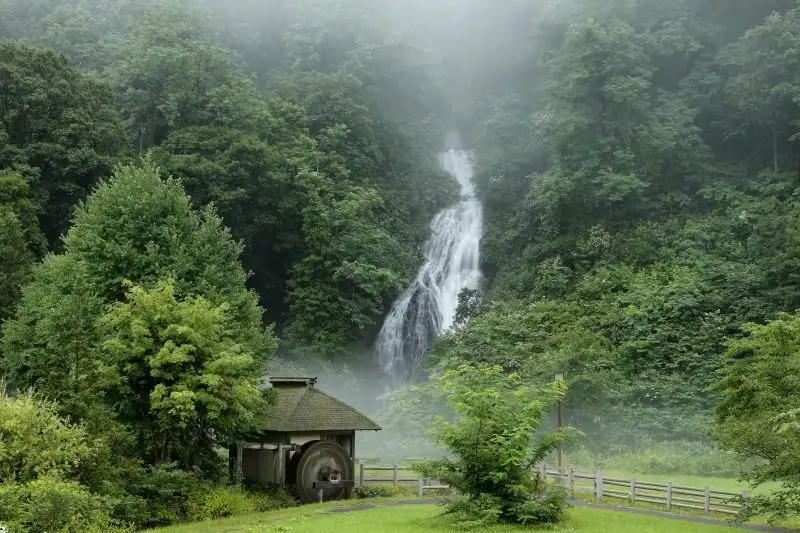 七滝（日本の滝百選、その名のとおり7段になっている滝）
