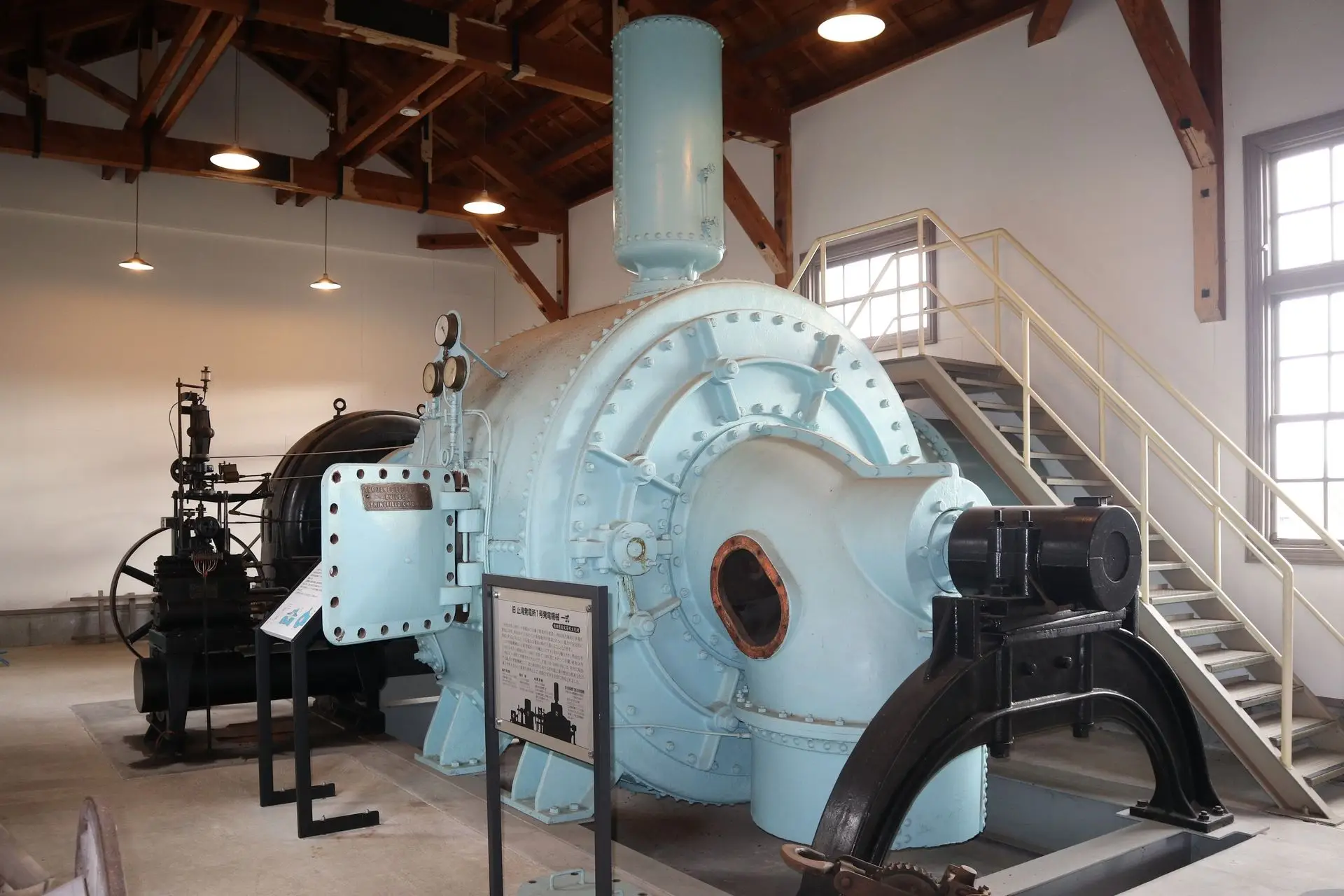 止滝発電所一号発電機（県指定有形文化財は町立博物館「郷土館」で見ることができる）