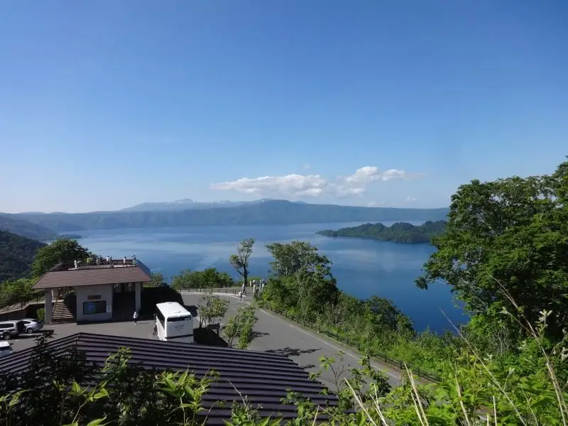 発荷峠展望台と十和田湖（十和田湖への秋田県側の玄関口で八甲田連峰の山々も望める）