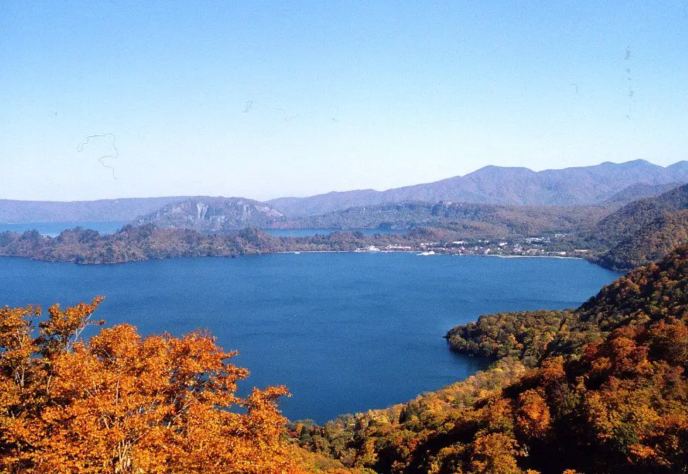 紅葉の十和田湖（ハートの形に見える紫明亭展望台からの眺め）