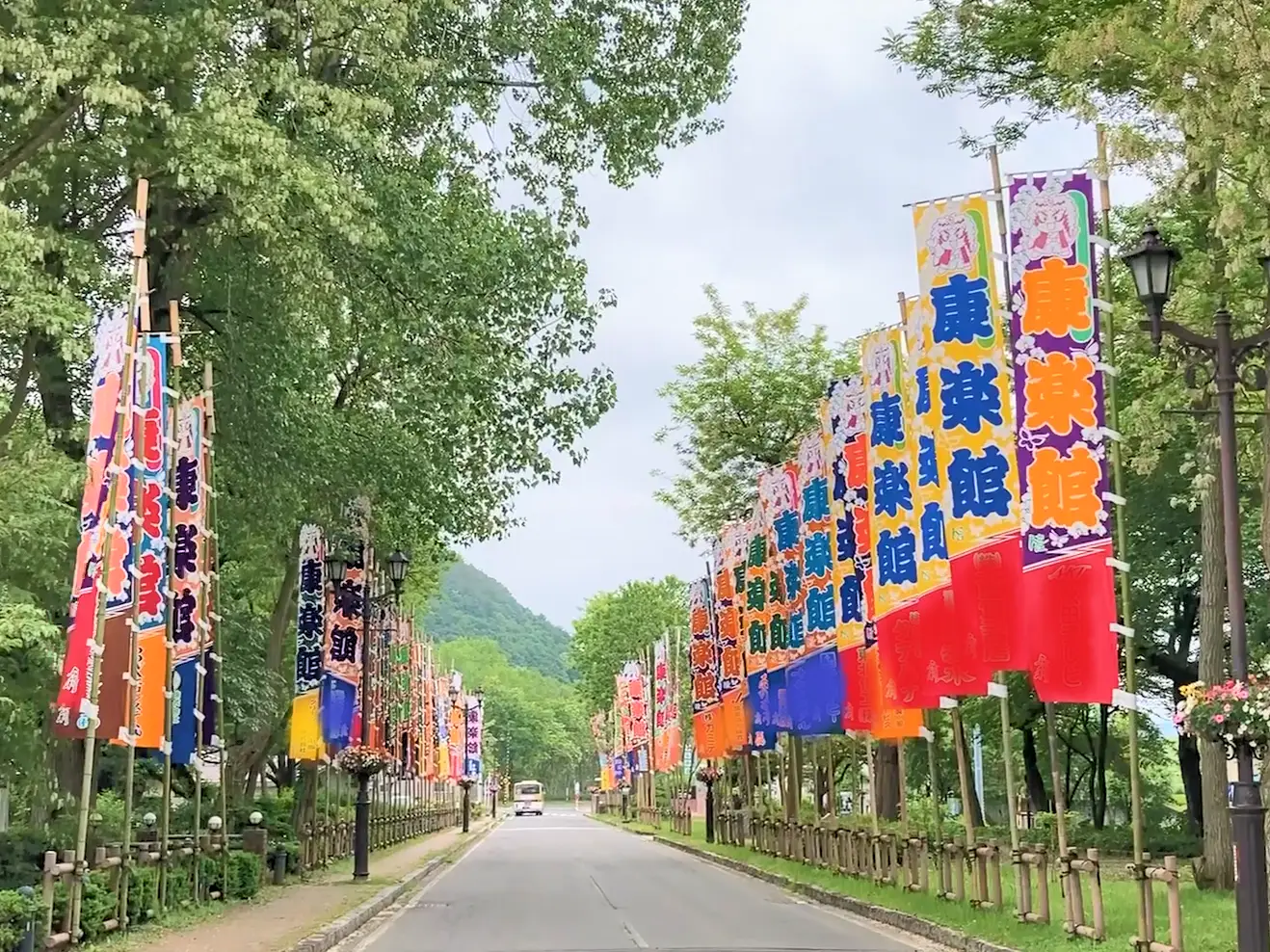 明治百年通り（康楽館や小坂鉱山事務所が建ち並ぶ町のメインストリートはアカシア並木もある）