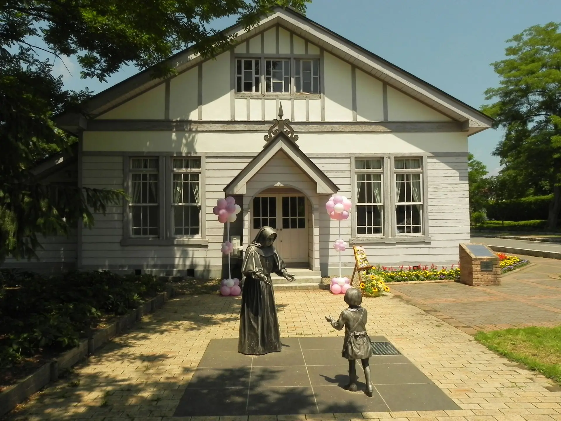 天使館とモニュメント（かつての幼児教育施設で12月開催のクリスマスマーケットのメイン会場でもある）