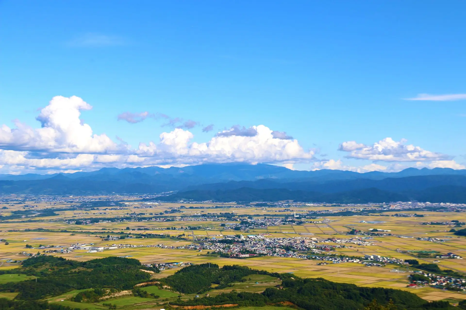 町内眺望：
豊かな自然に囲まれた町です