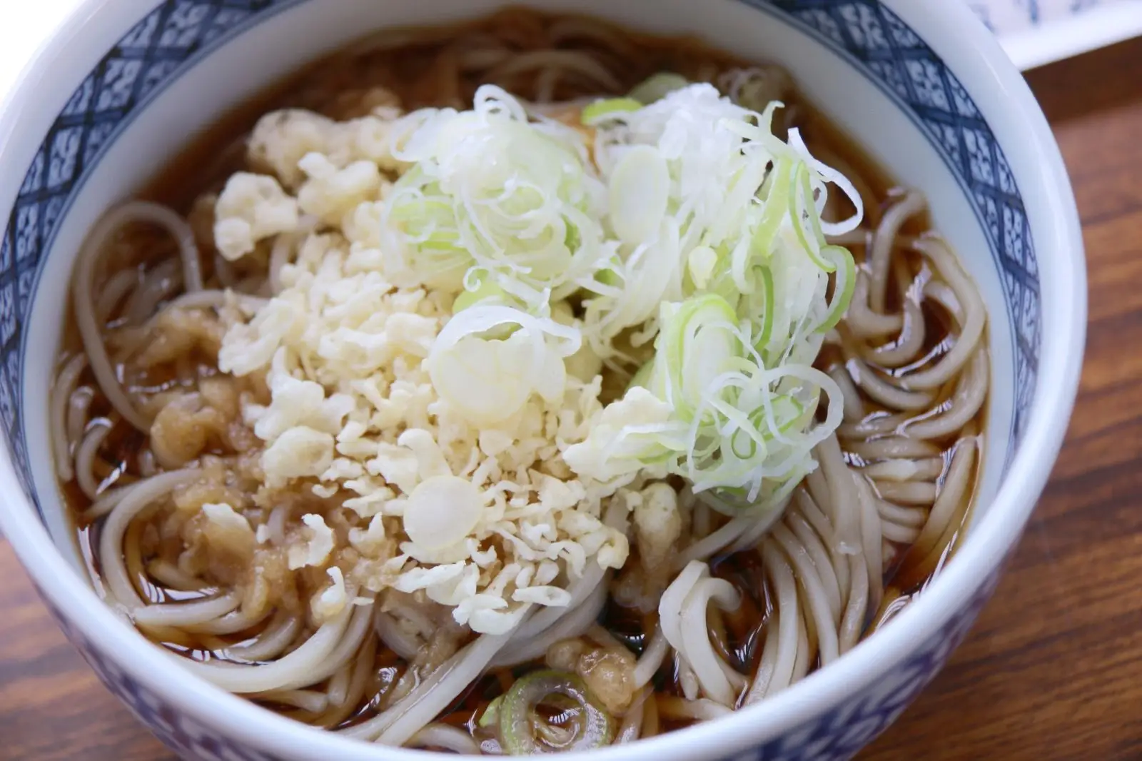 西馬音内そば：
つなぎに布海苔を使うコシが強い麺が特徴。冷たいダシをかける冷やがけで召し上がれ