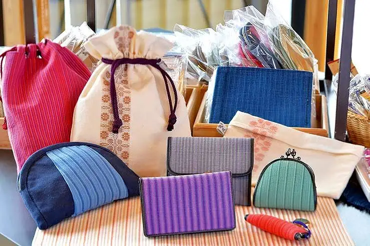 真岡もめん（綿の栽培から機織りまですべて手作業で行う伝統工芸品）