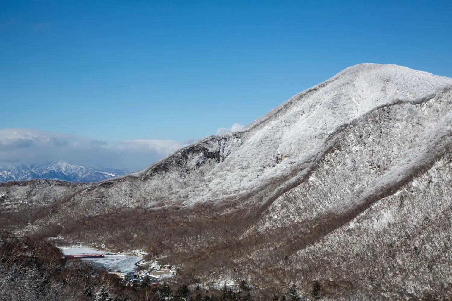 赤城山の冬は氷上ワカサギ釣りやスノーシュー、スキーなどアクティビティが楽しめます。