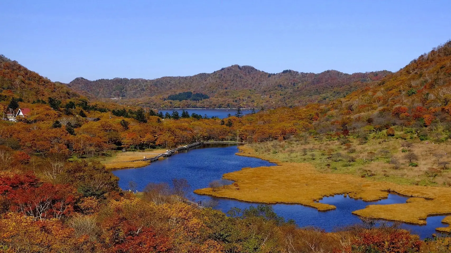 覚満淵の紅葉は絶景です。