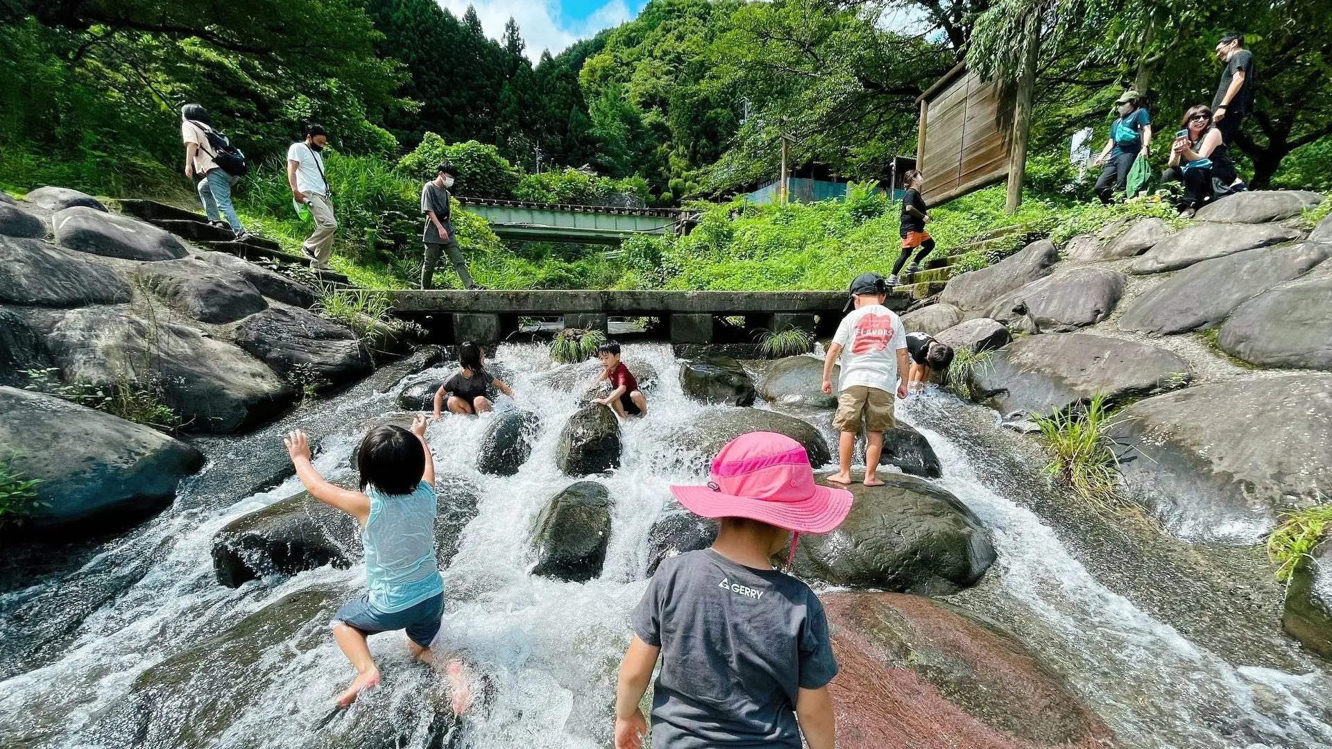 豊富なお出かけ先。
入場料無料の動物園・遊園地から、公園や山や川などの自然体験。