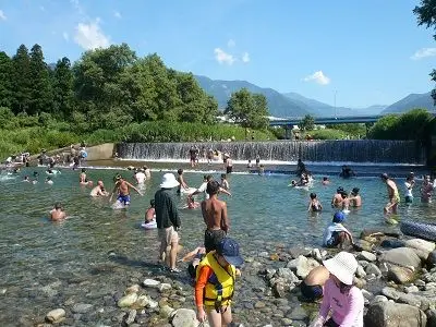 夏のレジャーといえば川遊び（登川河川公園）