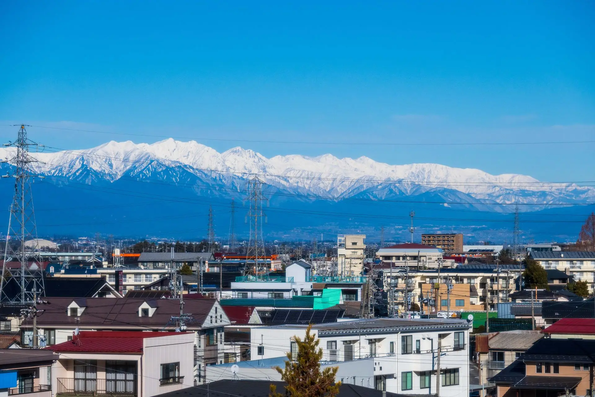 市内から望む北アルプス