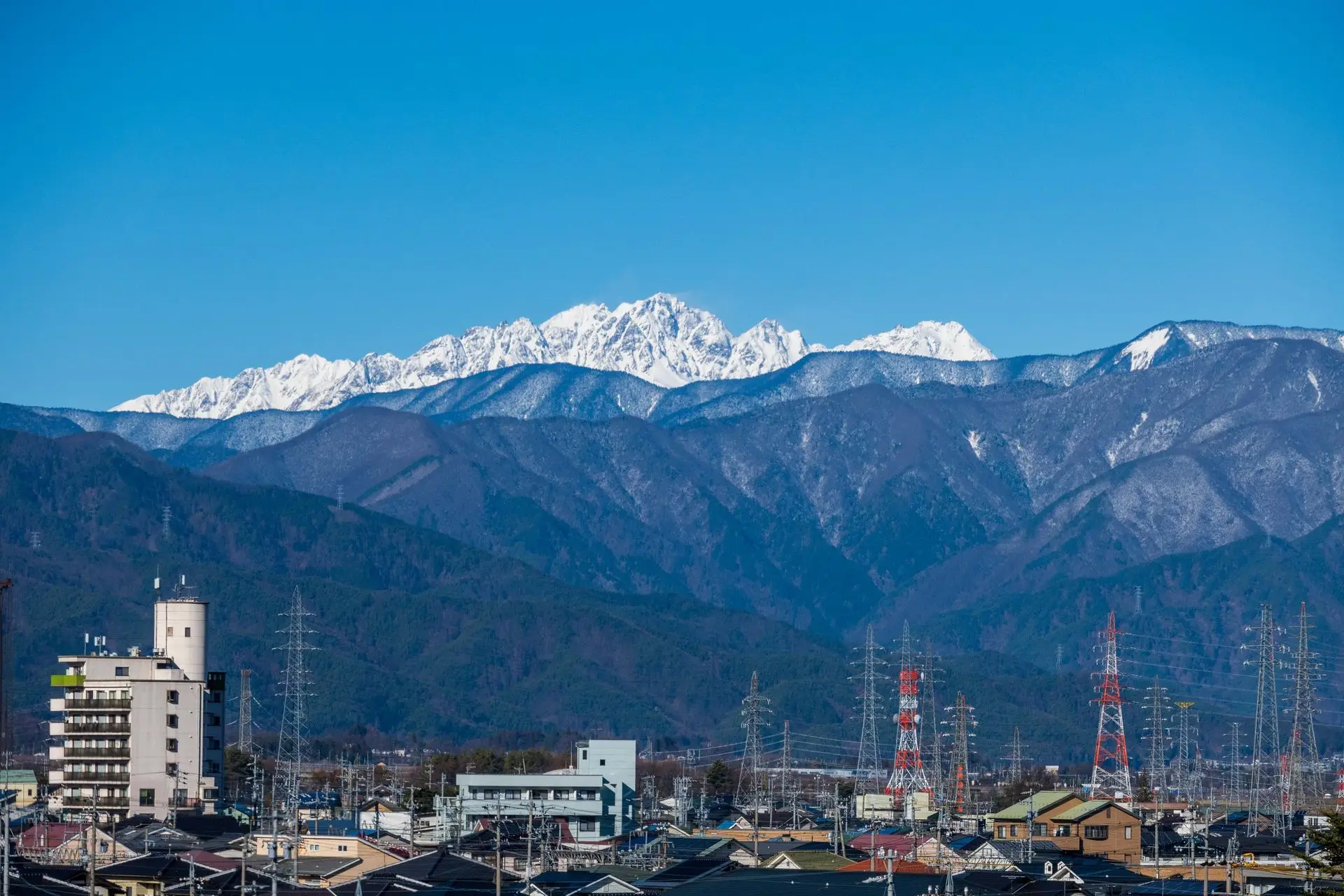 市内から望む北アルプス「穂高連峰」