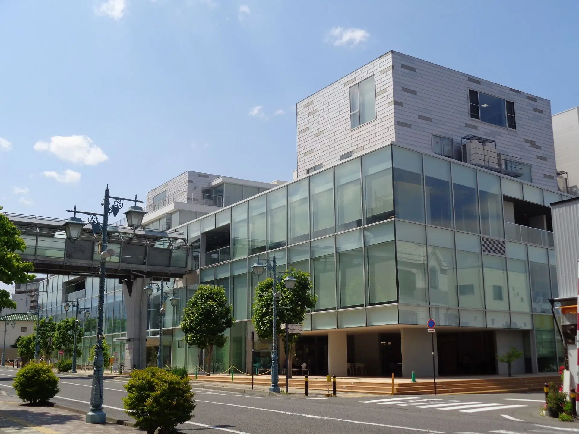 市民交流センター「えんぱーく」

※全国的に有名な塩尻市立図書館、子育て支援センターや交流スペース