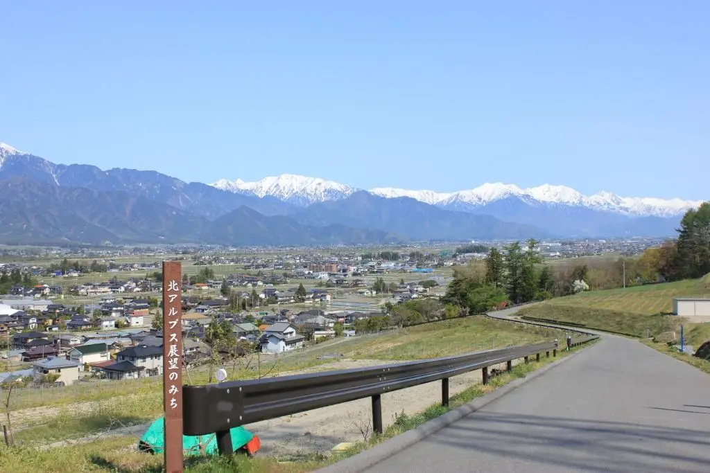 北アルプス展望の道。お散歩される方も多くいらっしゃいます。