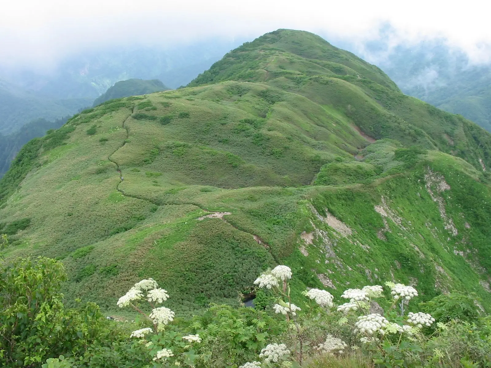 その稜線が女神の横顔のように見える事で知られる、日本百名山の一つ雨飾山
