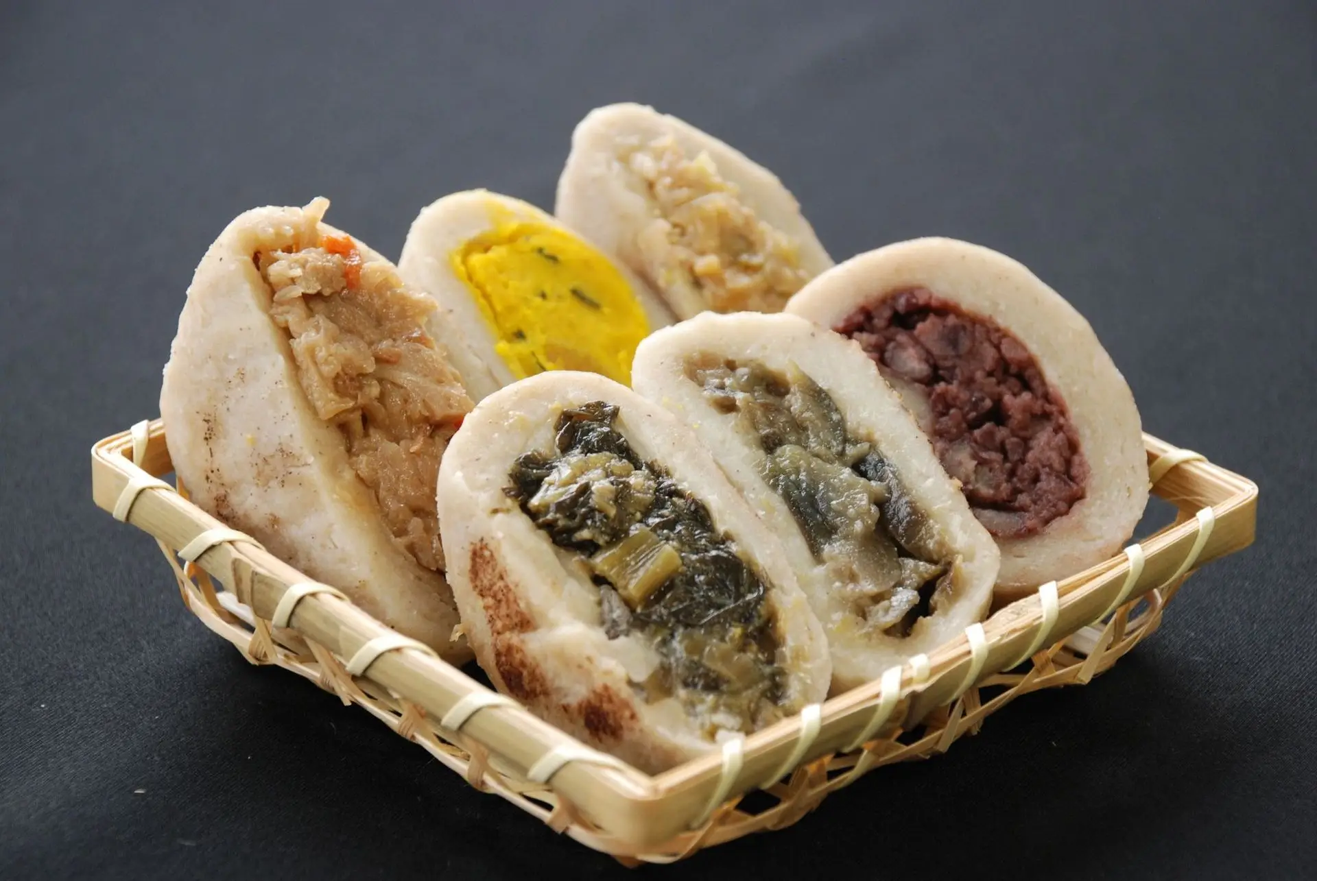 小谷村の郷土料理「ちゃのこ」。皮にそば粉・小麦粉に加え、ゆでた馬鈴薯を練りこんであるのが特徴。