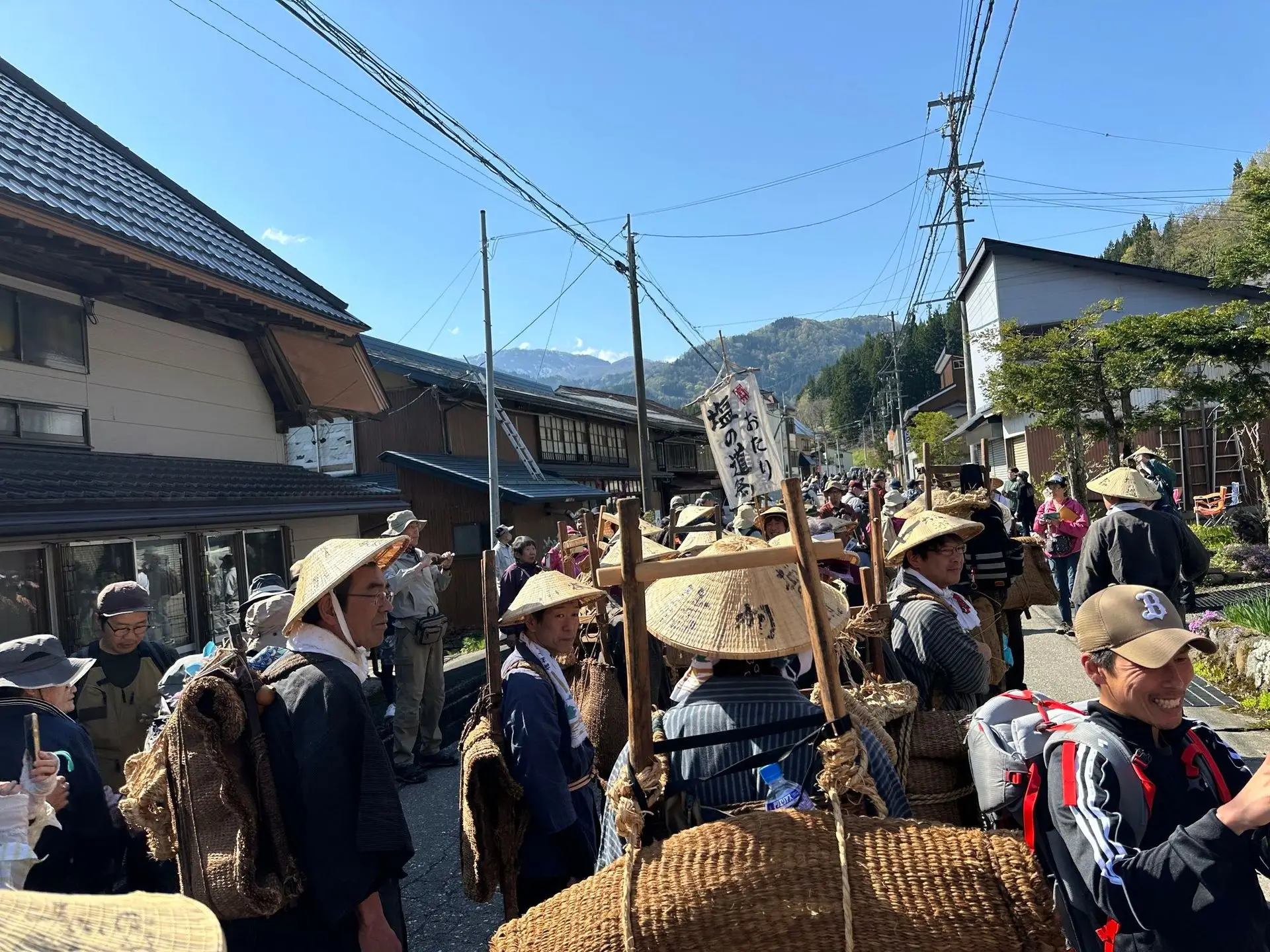 塩の道祭で賑わう村内