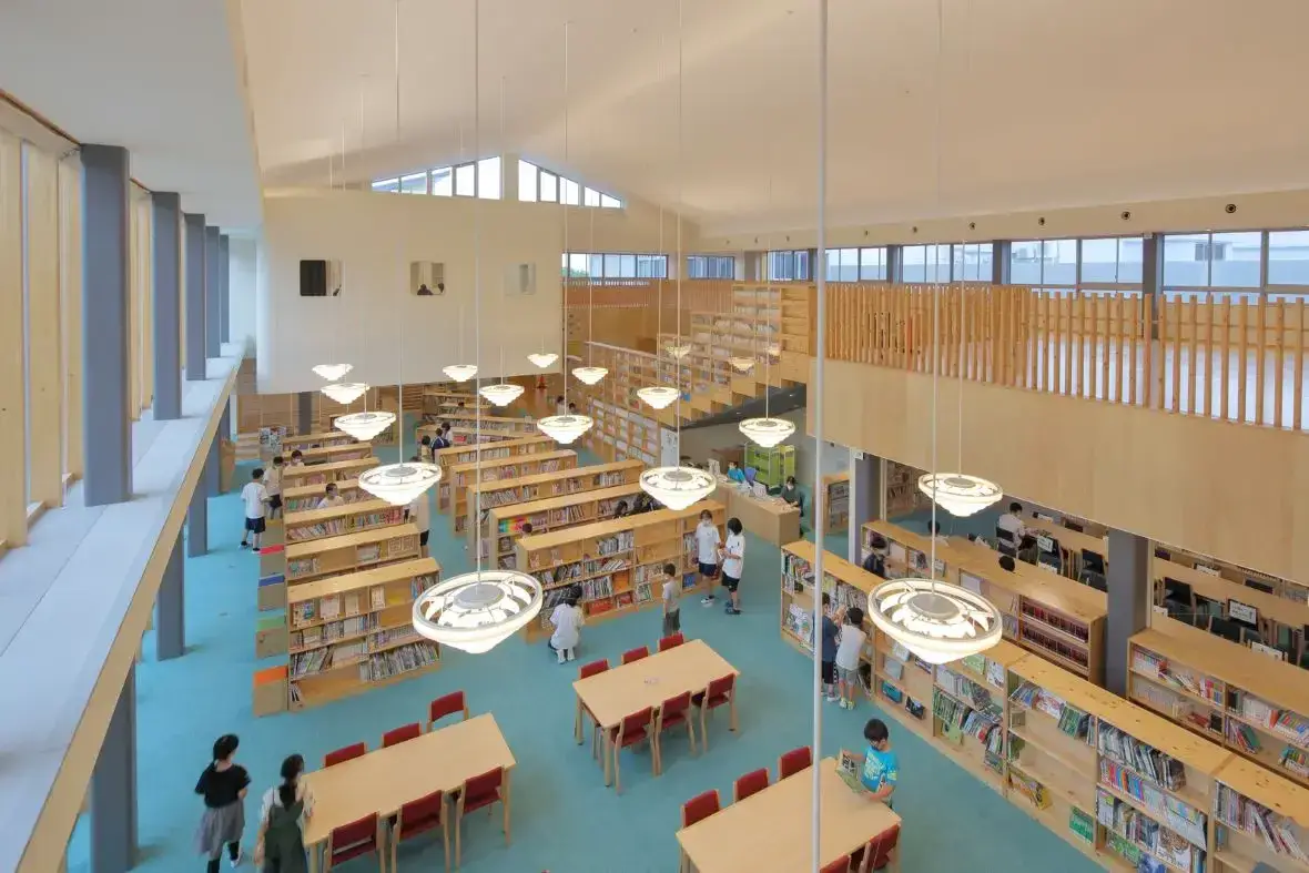 小中一貫校「にじの丘学園」のにじの丘ライブラリー