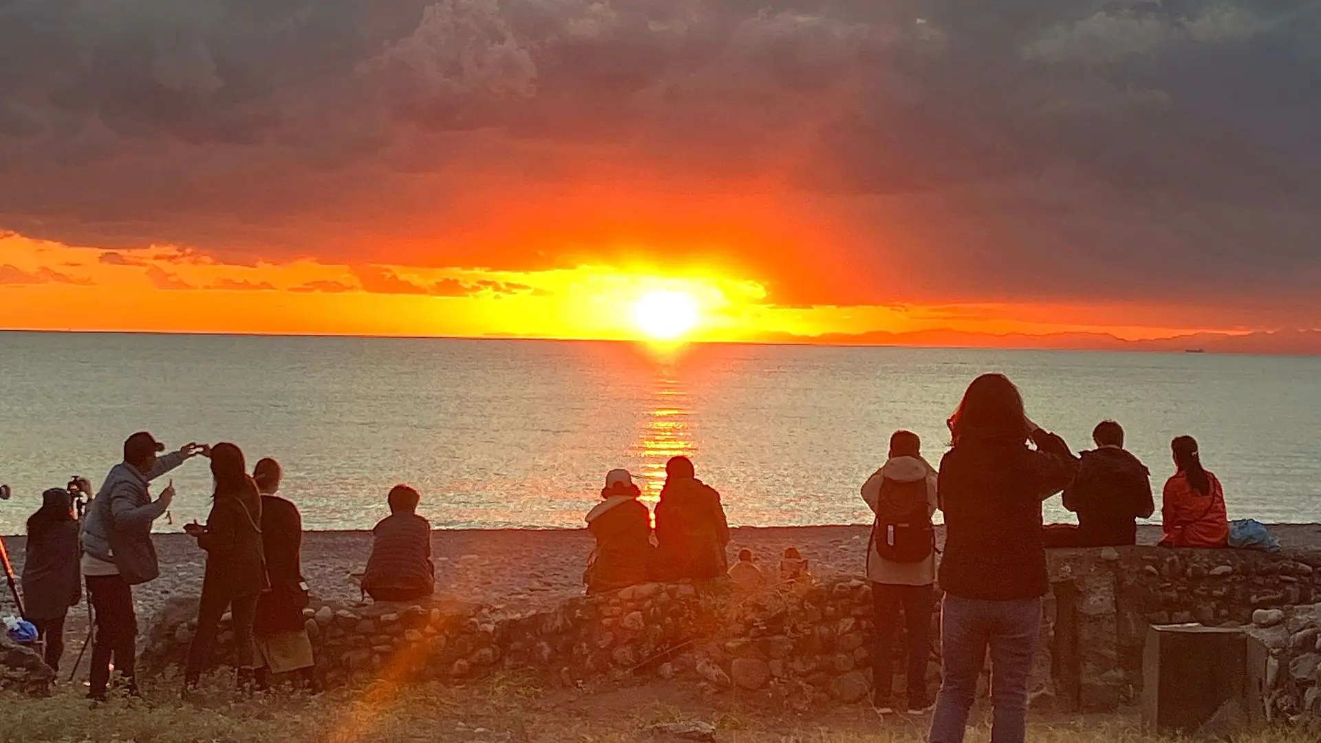 〈和歌山の朝日・夕陽100選〉
町の南側はすべて海だからこその圧巻の美しさ。