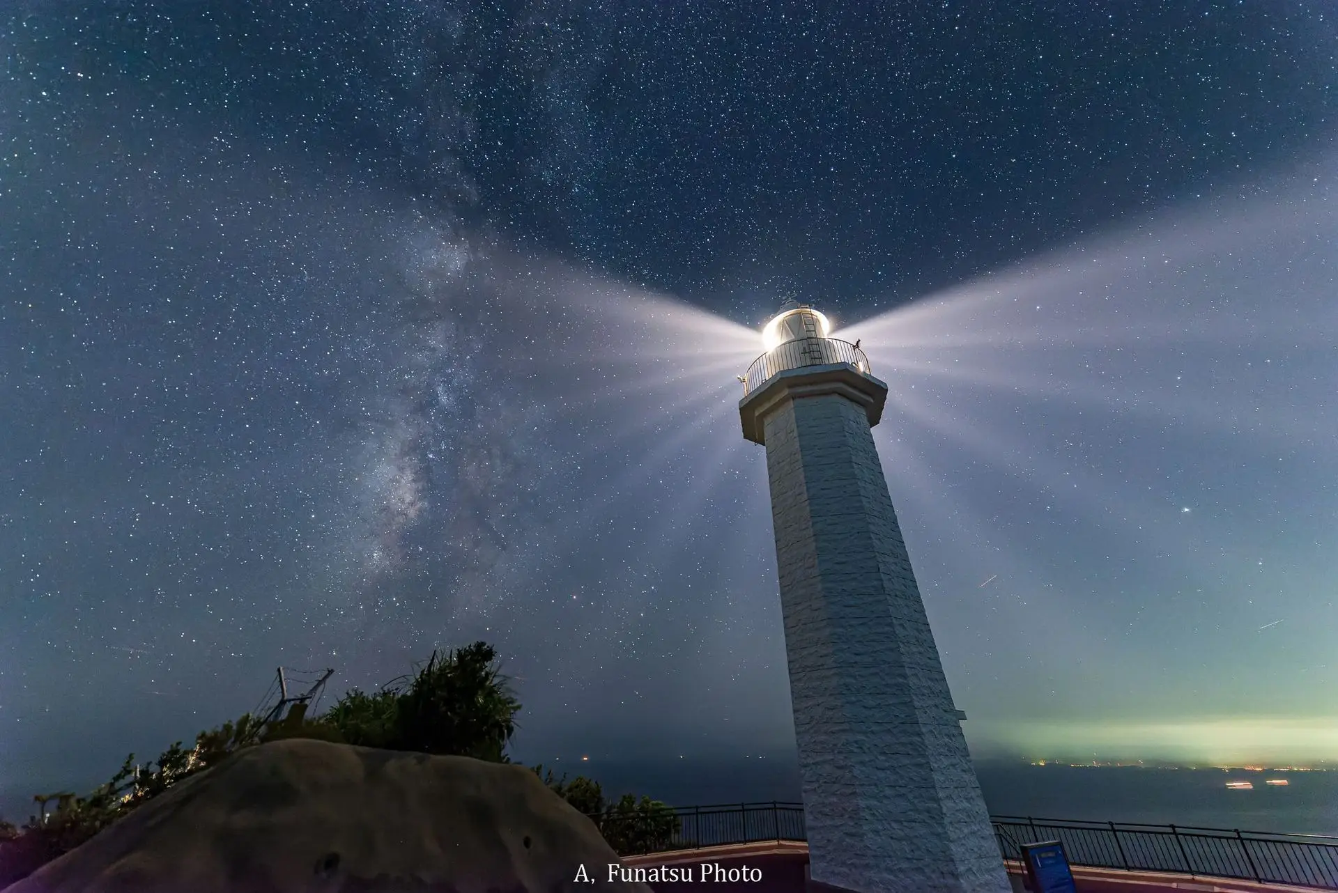 〈紀伊日ノ御埼灯台〉
紀州最西端の灯台。日中は太平洋と瀬戸内海、淡路島と徳島が望める絶景スポット。
