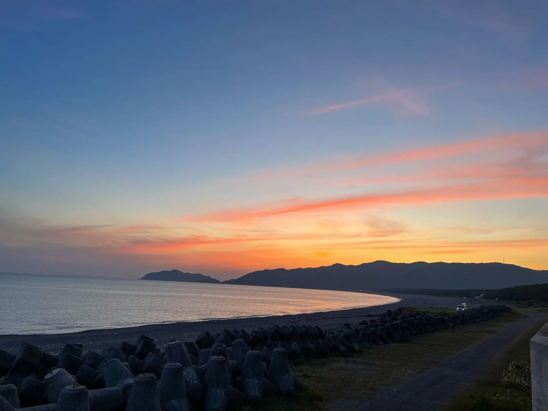 〈煙樹ヶ浜〉
約500メートル、長さ4.5㎞に及ぶ大松林は、近畿最大の規模。