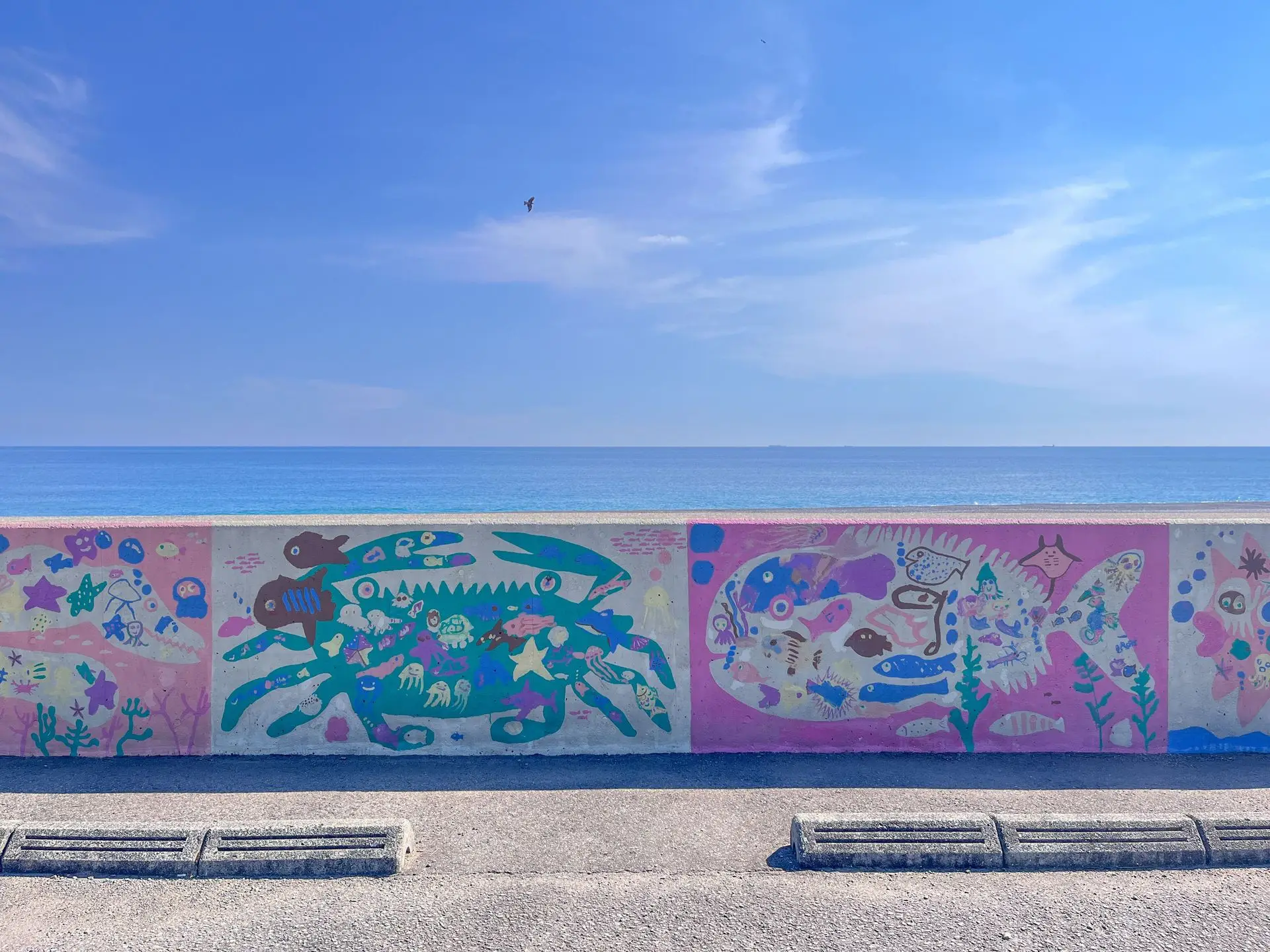 〈子供たちが描いた壁画〉
50メートルもの壁に約200人で25作品を描いた絵は今では写真スポットに。