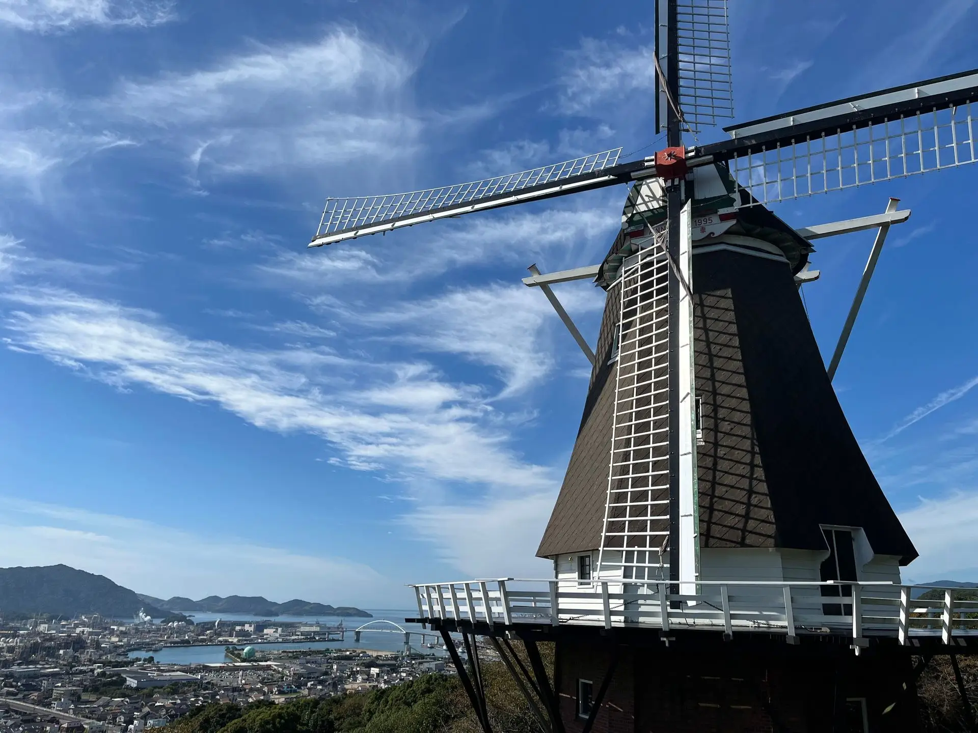 オランダ風車がそびえ立つ