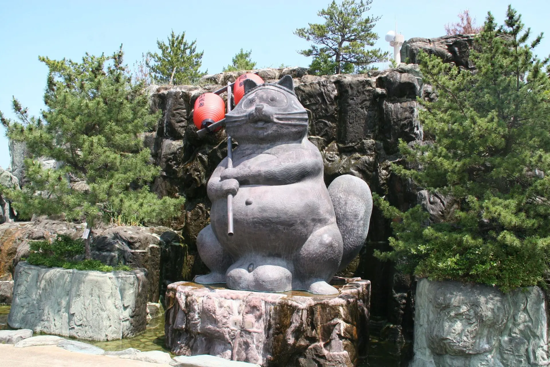 「高さ5m・胴まわり5m・重さ5トン」の世界一大きなたぬきの銅像